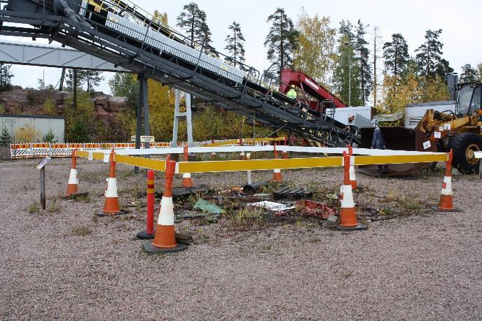 väärän käyttöpaikan vaaroista (Puhelimen käyttö ei sinänsä suoraan liity mittauksen hyväksymisperusteisiin, mutta voidaan merkitä Työskentelyyn riskin takia).