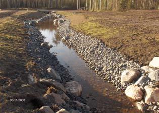 Pintamaan alla on silttiä 0,4-7 m. Ohuimmillaan silttikerros on itäosassa ja paksuimmat silttikerrokset sijaitsevat kaakkois- ja lounaisosassa.