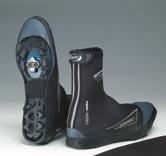 Ehkäisee vauriot kengänsuojaan kävellessä. MULTI-STRETCH NYLON NEOPREENI Huippulaatuinen joustava nylonlaminaatti varmistaa erinomaisen istuvuuden ja vedenkestävyyden.