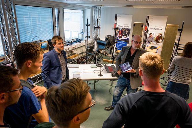 Orientaatiopäivänä on mahdollisuus tutustutua geoinformatiikan uusimpaan tutkimus- ja kehitystyöhön. Pääaineen yhteiset opinnot sisältävät perustiedot kaikista mittauksen ja kartoituksen osa-alueista.