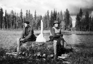 1990-luvulla maanmittausteknikkojen sijaan alettiin kouluttaa ammattikorkeakoulupohjaisia maanmittausinsinöörejä. Maanmittausalalle on koulutettu ammattikouluissa myös kartanpiirtäjiä ja kartoittajia.
