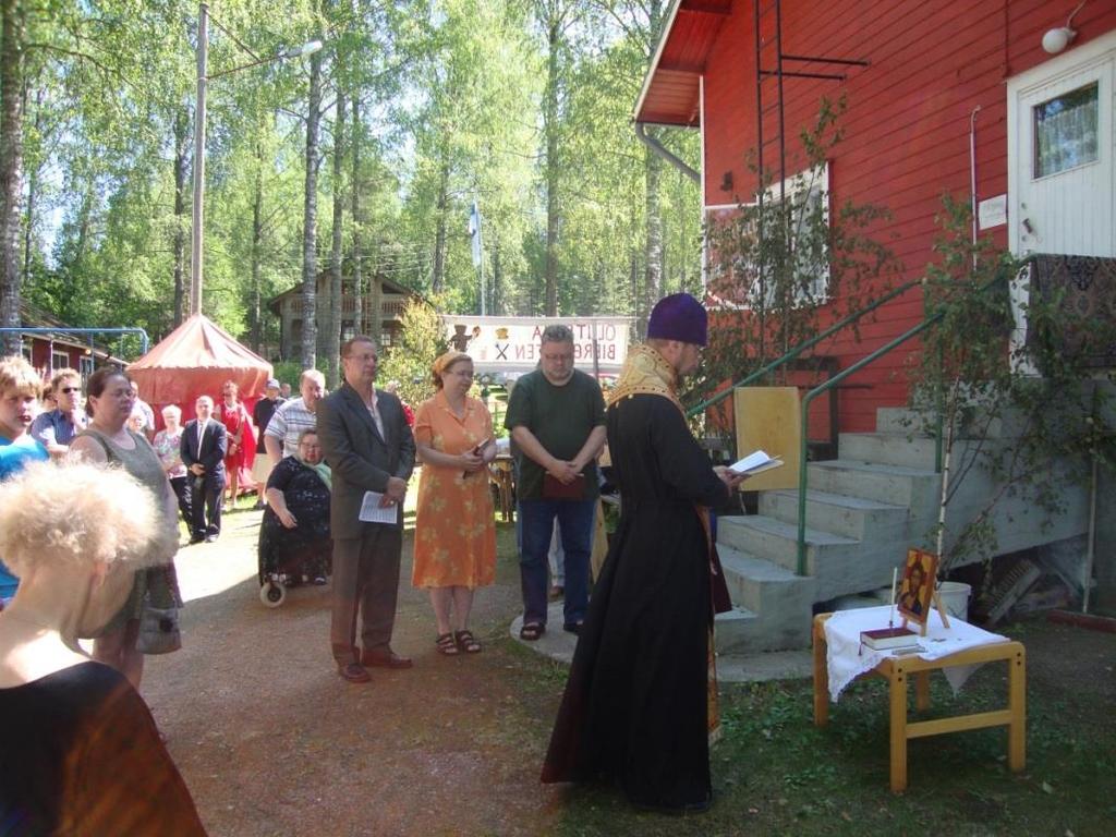 Tilaisuuteen oli tullut myös Joensuun ortodoksinen piispa Artemi, joka piti ruokailun jälkeen ulkoilmassa lyhyen hartaustilaisuuden.