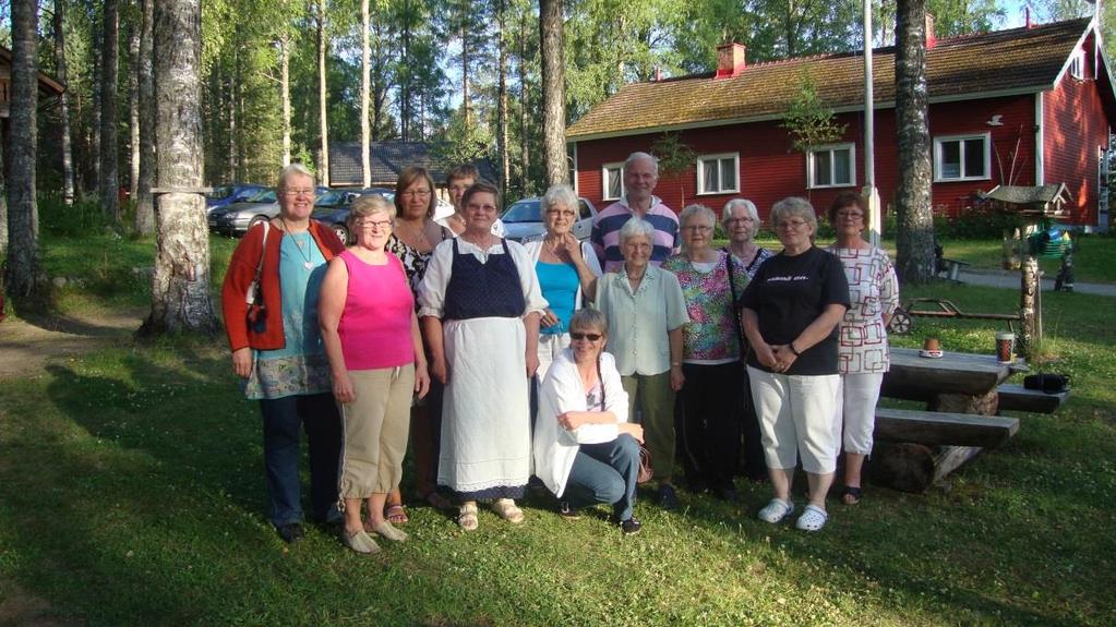 Serkkuja Kalinaisten ensimmäisessä sukukokouksessa Kitsan lomakylässä Tuntui todella hyvältä, kun niin monet sukulaisemme pääsivät kerrankin yhteen.