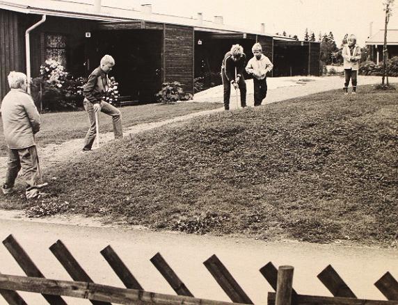 2. Framnäs ja Hullus Hulluksen ja Framnäsin rivitaloalueet rakennettiin 1970-luvulla. Rakennukset puu- ja tiiliverhoiluineen edustavat ajankohdalle tyypillistä teollista rakennustapaa.