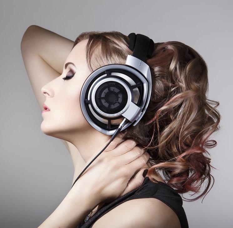 100 SENNHEISER HD800S KUULOKE-UUTUUS: Sennheiser-malliston lippulaiva Referenssitason ääntä legendaarisen