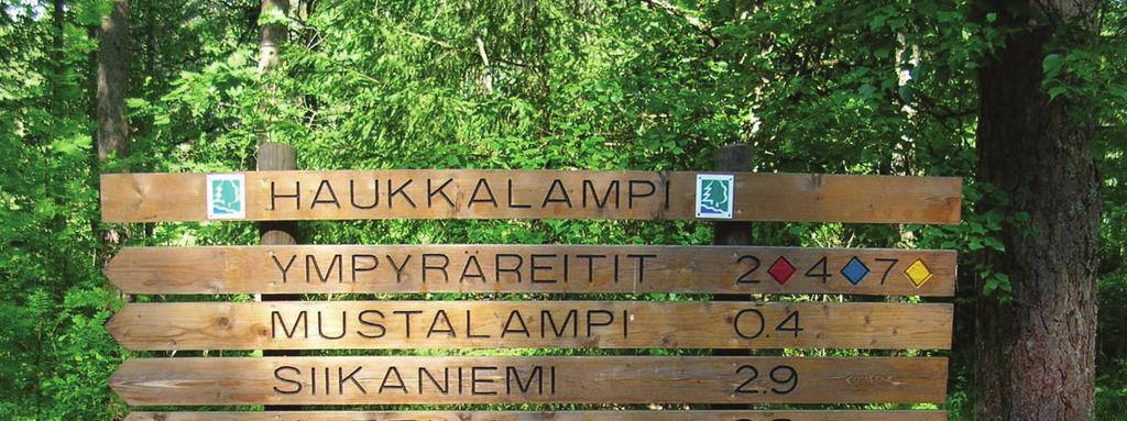 Kuva 4. Kansallispuistossa on käytetty samanlaisia reittiviittoja kuin muissakin Suomen kansallispuistoissa.