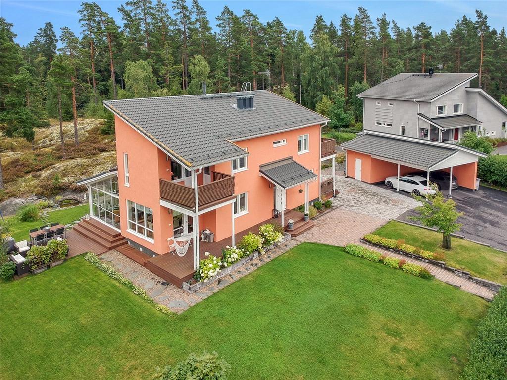allergiasta tai yliherkkyydestä kärsivälle henkilölle, johtuen siitä että talo hengittää ja rakentamiseen ei ole käytetty lainkaan muovia.