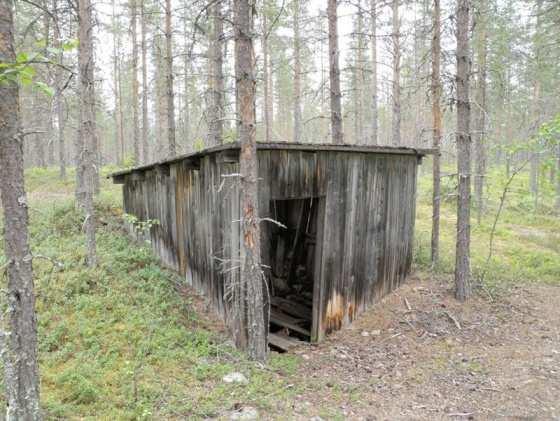 810 Rakenne 7, kaivo sijaitsee pisteessä x 3403868, y 7434590. Saunalta johtaa kaivolle pitkospuut ja paikalla on hete ja puurakennelmia.