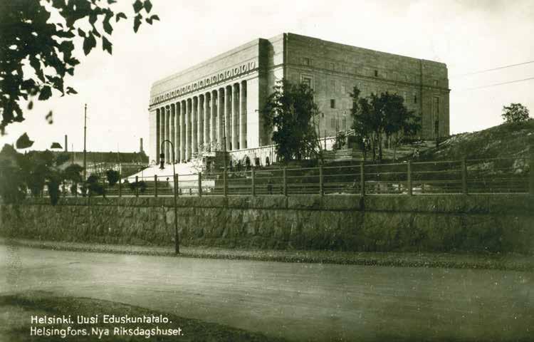 Vuoden 1907 vaaleissa myös moni mies pääsi ensimmäistä kertaa käyttämään samoja oikeuksia. Suomalaiset ovat jo yli sadan vuoden ajan valinneet kansanedustajansa suorilla vaaleilla.