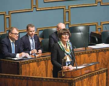 Eduskunnan tärkein tehtävä, lakien säätäminen, tapahtuu täysistunnossa. Eduskunta säätää uuden lain tai muuttaa vanhaa lakia hallituksen esityksestä tai kansanedustajan aloitteesta.