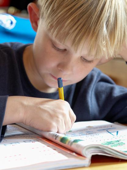 8 Ekaluokalle 7-vuotiaana kouluun Jokainen Suomessa vakinaisesti asuva lapsi on oppivelvollinen. Huoltaja vastaa ensisijaisesti lapsen oppivelvollisuuden toteutumisesta.