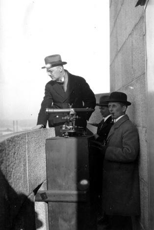 Pohjoismaiden ensimmäinen naismaanmittari Sirkka Liakka valmistui Suomessa vuonna 1931. Mittausta niityllä tulvan aikaan Tällin tilan halkomisessa Pudasjärvellä vuonna 1944. Rafael E. Rehn.