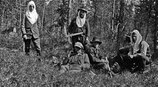1990-luvulla aloitettiin myös vähitellen karttojen muokkaaminen kolmiulotteisiksi. Tupakkatauko lunastustoimituksessa Pudasjärvellä 1926.