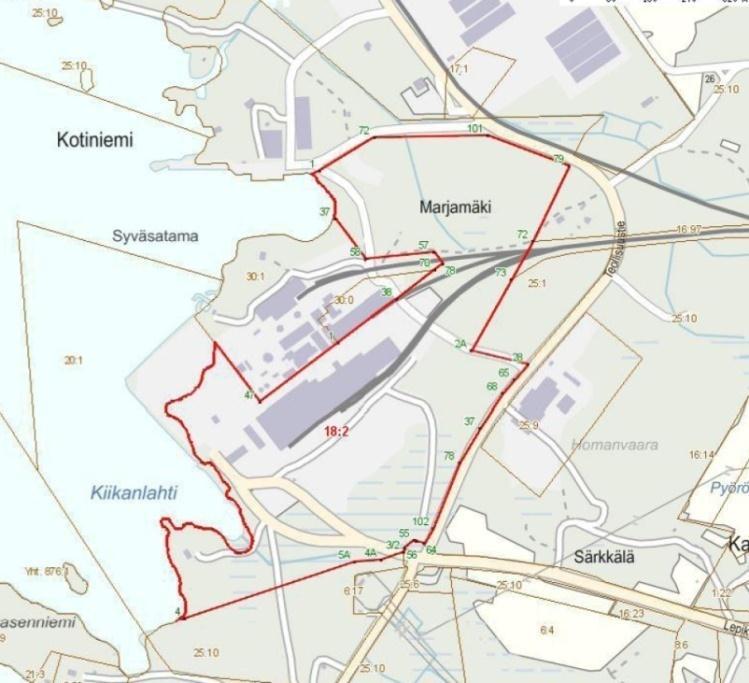 Noin puolen kilometrin päässä tehdasrakennuksista sijaitsee teollisuussatama.