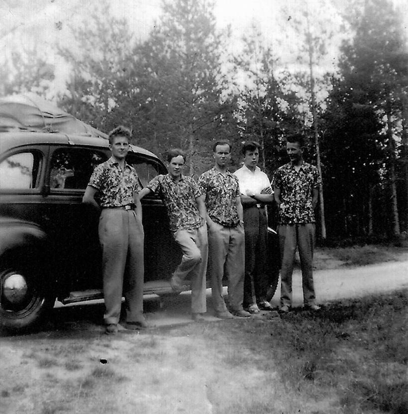 TEMPO-POJAT Näin sitä ollaan Letukalla lähdössä juhannuskeikalle Perhoon 1956. Juhannuskoivunoksia on Letukalla keulassa.