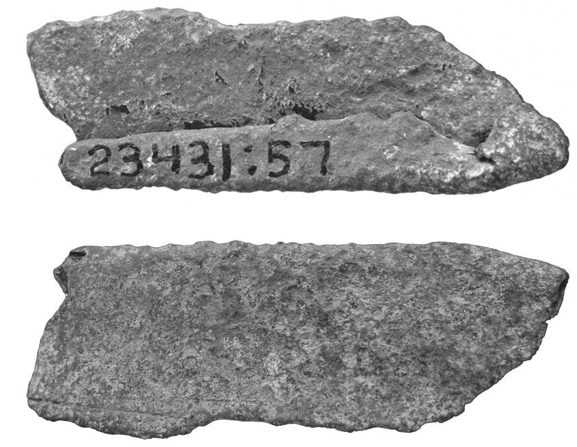 Ikäheimo et al. löydettyyn kupariveitseen (KM 30775:1; Costopoulos 2002; Ikäheimo 2009; Ikäheimo & Pääkkönen 2009), jota myös on muokattu takomalla, taivuttamalla ja uurtamalla.