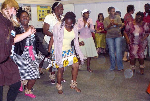 TERVEISET ETELÄ-AFRIKASTA Maailman musiikkia etsimässä Musiikinopettajat matkalla Etelä-Afrikassa ja Botswanassa Matka oli jatkoa vuonna 1998 alkaneelle Jyväskylän yliopiston musiikin laitoksen ja