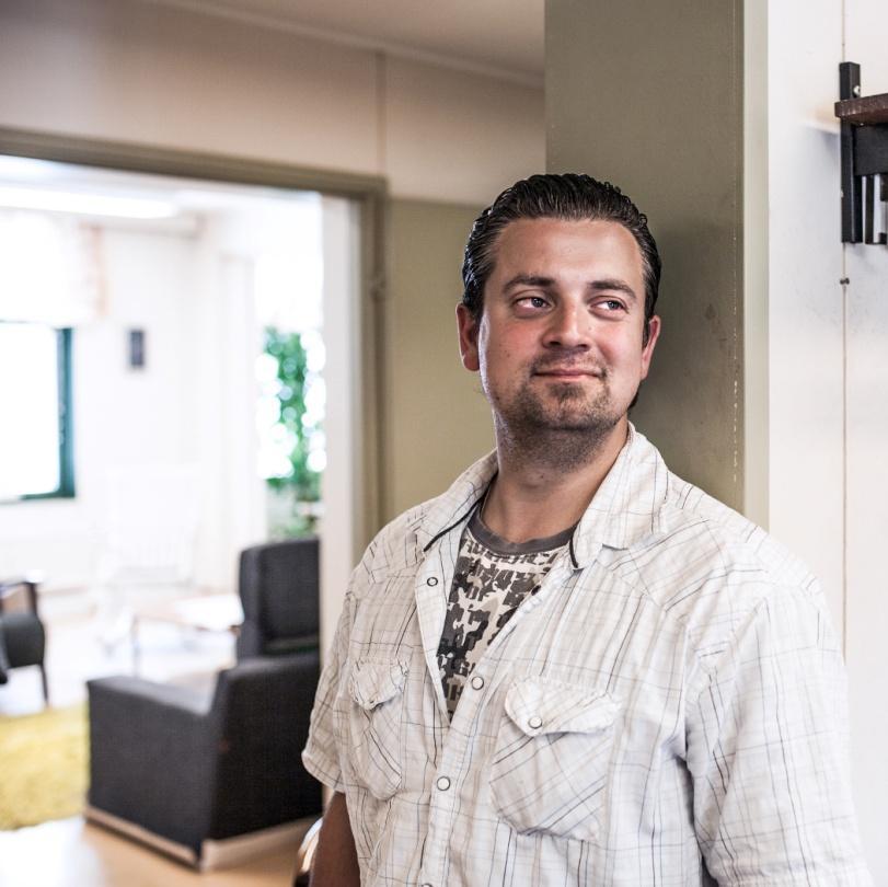 Tuomakselle talossa käyntiä suositeltiin kaupungin mielenterveyspalveluissa nelisen vuotta sitten. Hyvän mielen talossa yksinäisille on tarjolla seuraa, erilaisia ryhmiä ja yhteisiä reissuja.