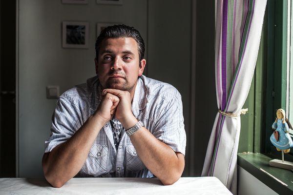 14 Tuomas käy Hyvän mielen talolla aina, kun ehtii. Porin mielenterveystoiminnan tuki -yhdistyksen toimintaa pyörittää Pia Vahekoski. Tuomaskin oli Hyvikselle tullessaan masentunut ja huonokuntoinen.