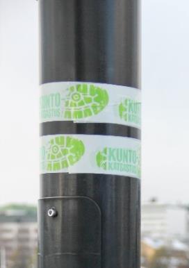 KUVA 9 Edestakainen linjareitti Jyväskylän Palokassa. Infotaulussa kerrotaan, millainen on reitin merkitsemistapa.