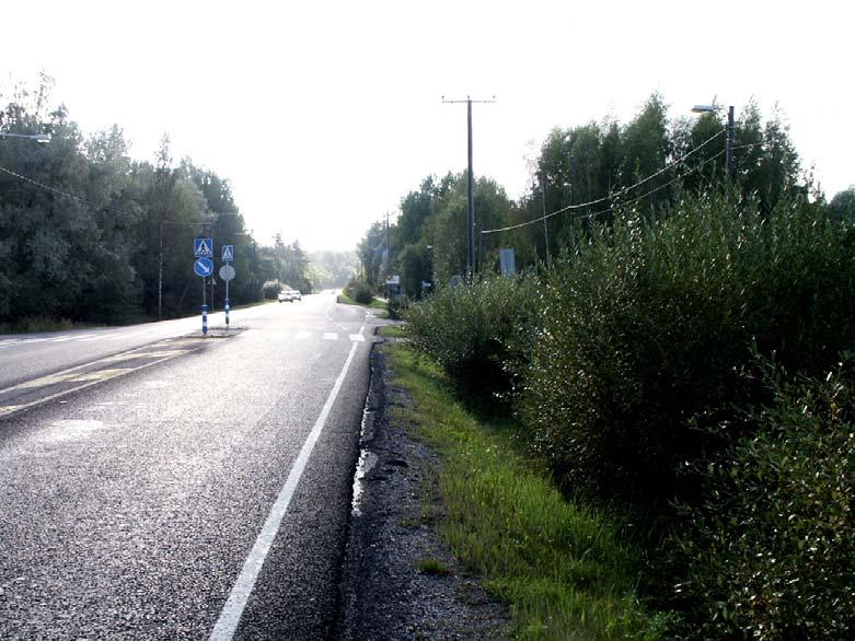 22 Uudenmaan tiepiirin koulujen liikenneturvallisuusselvitys TYÖN KUVAUS Kuva 9 Pajukon raivaaminen näkemien parantamiseksi on pieni, mutta tehokas toimenpide liikenneturvallisuuden parantamiseksi.