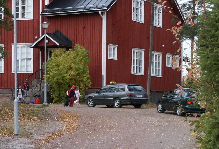 Usein koulun ympäristön liikennejärjestelyt ovat kuitenkin sellaiset, että koulutaksit ja -linja-autot sekä vanhemmat joutuvat ajamaan koulun piha-alueelle oppilaiden joukkoon.