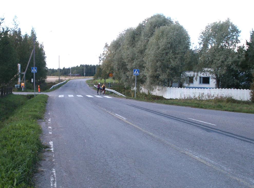 Uudenmaan tiepiirin koulujen liikenneturvallisuusselvitys 33 LIIKENNETURVALLISUUSANALYYSI joitus sekä pitkät nopeusrajoitusjaksot.