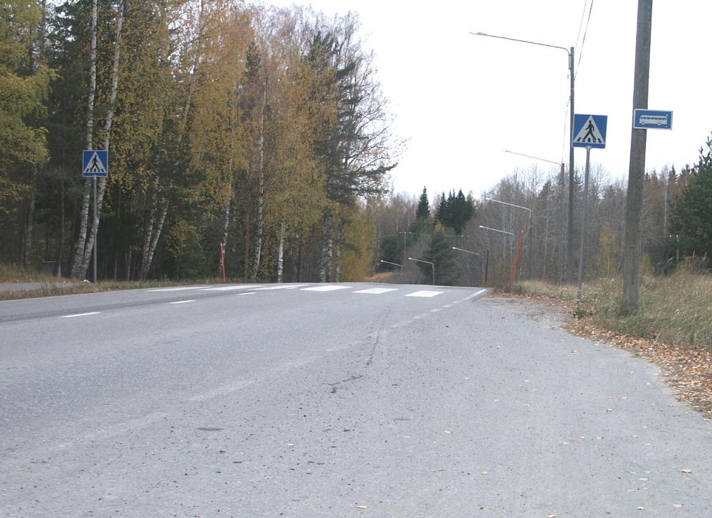 Uudenmaan tiepiirin koulujen liikenneturvallisuusselvitys 35 LIIKENNETURVALLISUUSANALYYSI Kuva 25 Lapsen korkeudelta katsottuna mäki estää lähestyvän ajoneuvon näkemisen.