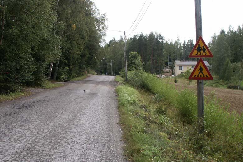 40 Uudenmaan tiepiirin koulujen liikenneturvallisuusselvitys TOIMENPITEET Kuva 30 Lapsia -merkin käyttö yhdessä suojatiestä varoittavan merkin kanssa on varsin toimiva ratkaisu.