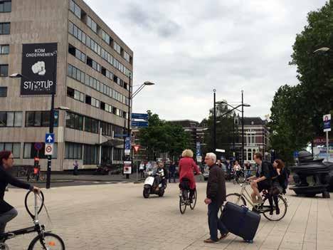 Pyöräilylle tarkoitetun tilan lisääminen on yksi urbaanin liikennesuunnittelun keskeisistä kysymyksistä. Nijmegenin asema-aukiolla kohtaavat vilkas pyöräliikenne, jalankulku ja linja-autot.