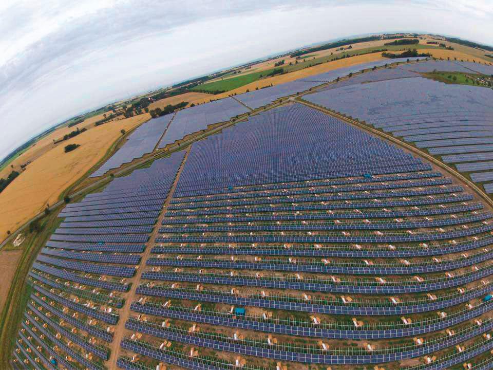 ELPRESSISTÄ TULI EDULLISIN VAIHTOEHTO MEILLE T anskalaisella ELCON:lla oli paineita. Tehtävänä oli lyhyessä ajassa liittää aurinkopaneeleja kahdessa tanskalaisessa kohteessa AT Solarin laskuun.