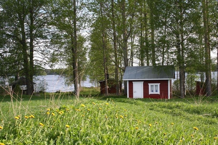 Kekkolaa vuokrataan kymmenelle hengelle; kuusi vuodetta on sisällä päärakennuksessa (kuva 1) sekä neljä rannan aitassa (kuva 2).