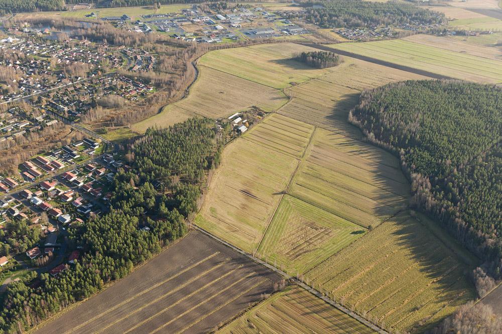 2 Suunnittelualue pohjoisesta. Vasemmalla Paratiisinmäen ja Liinaharjan asuntoalueet, oikealla Pappilanahteen metsä.