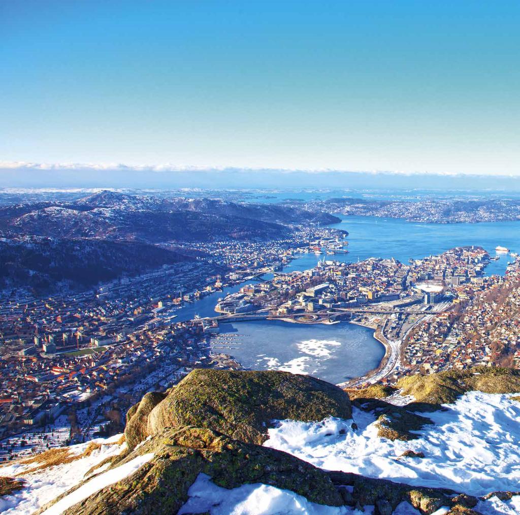 Korkeuksista Norjan Bergenissä, Ulriken-vuorelta, on henkeäsalpaava näkymä kaupungin yli. Valokuvaaja Morten Normann Almeland otti kuvan varhain talvisena aamuna. Aamuisin ilma on kylmä.