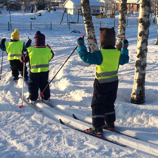 Varhaiskasvatus on osa suomalaista koulutusjärjestelmää ja tärkeä vaihe osana lapsen kasvun ja oppimisen polkua.