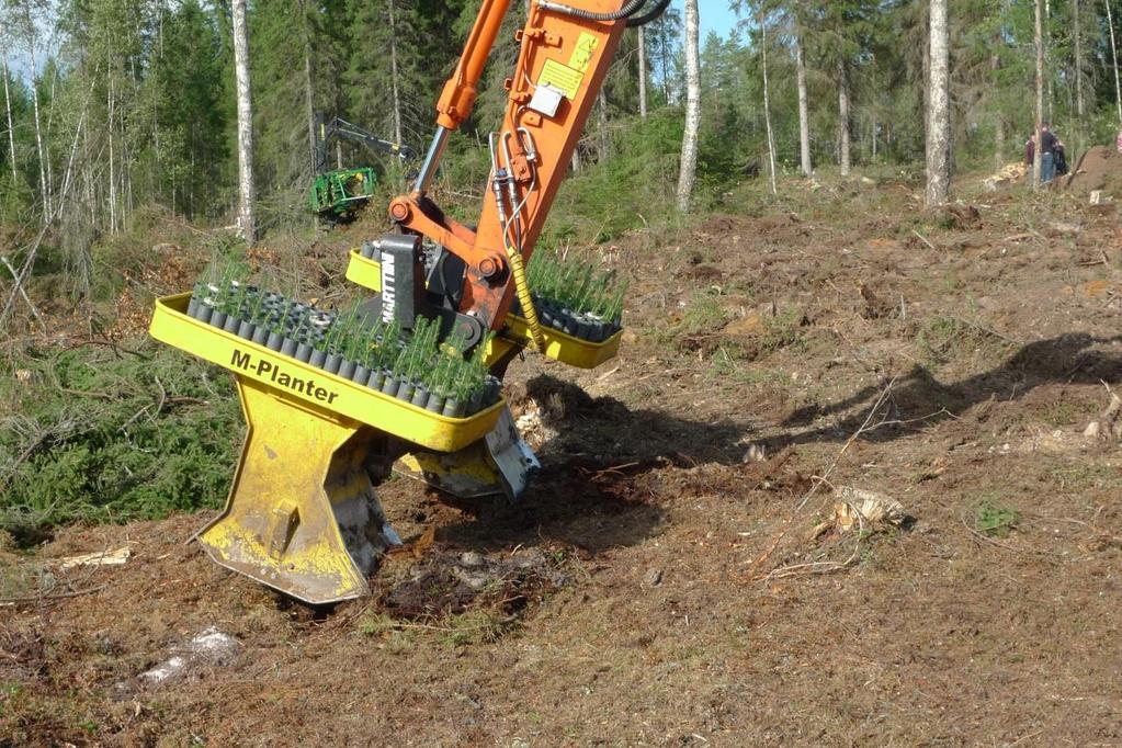 15 Kuva 3. Maanmuokkaus istutuskoneella. (Tasanen 2009.) Taimihuolto helpottuu, sillä taimia voidaan hoitaa välivarastolla (Pilkama 2013.