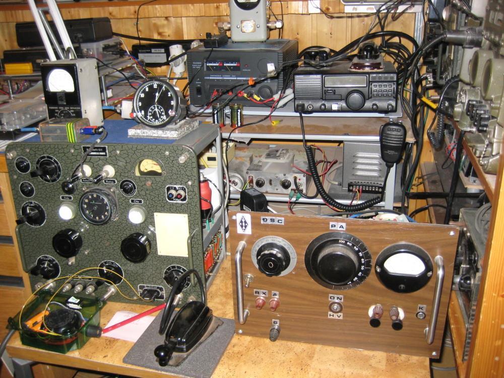 Kuvassa 1 on QRP asema VRFKA. Sen takana hyllyssä on varalla ollut Kyynel M5/M7.