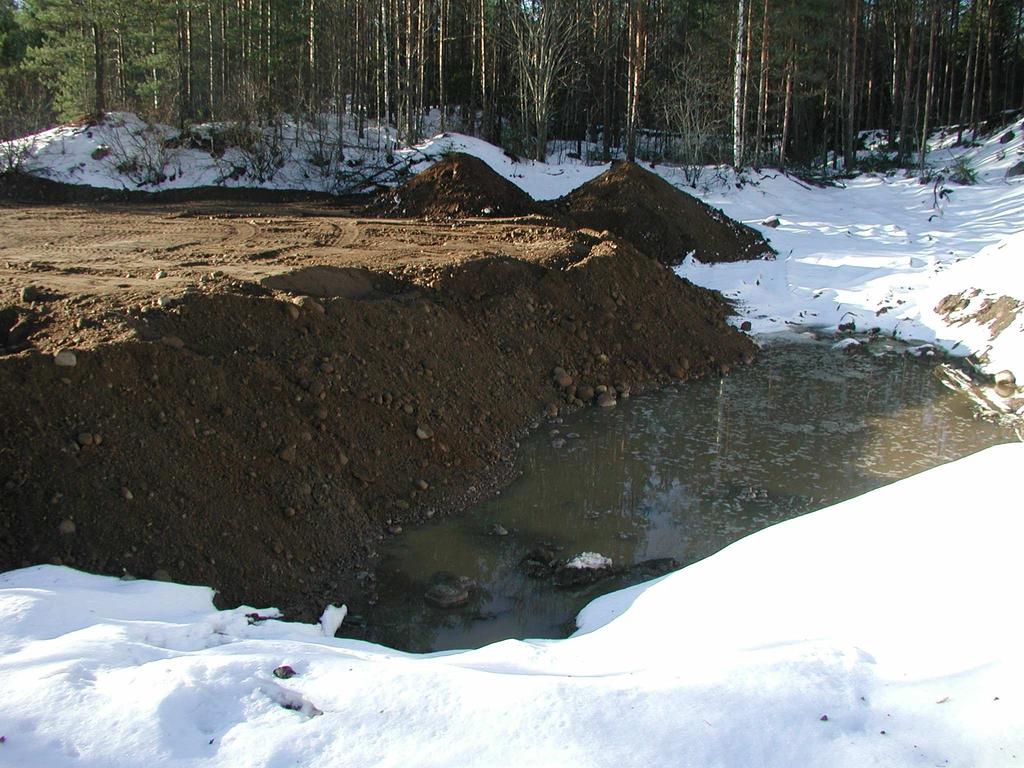 Lammen ympäristö ja osa kuopan pohjasta jätettiin verhoilematta, jotta materiaalia ei pääsisi kulkeutumaan veteen.
