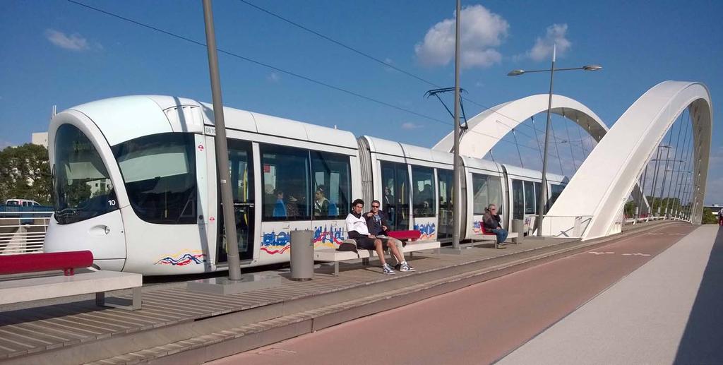 46 Joukkoliikenne monikeskustaisessa kaupungissa Helsingin kasvun myötä yhä suurempaa osaa joukkoliikenteestä ei voida enää tehokkaasti hoitaa busseilla.