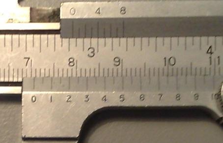 Kuvassa nonius-asteikon mittaviivojen välimatka vastaa siis todellisuudessa etäisyyttä 1 mm/0 = 0,05 mm. Yleensä tämä työntömitan lukematarkkuus on merkitty mittaan (kuvassa 1. i).