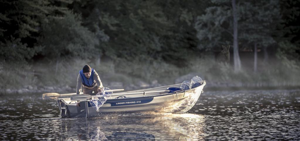 HELPPOUTTA JA LÄHEISYYTTÄ Elämässä on hetkiä, jolloin olet yksin mutta et yksinäinen. Ja veneitä on kaikkiin hetkiin ja tilanteisiin. Fishing 410 sopii erityisen hyvin moniin niistä. Vene on kevyt.