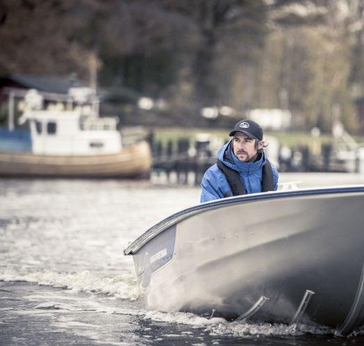 SPORTSMAN 445 BASIC Liukuvarunkoinen perhevene, sopiva meri- ja järvikalastukseen sekä vesihiihtoon.