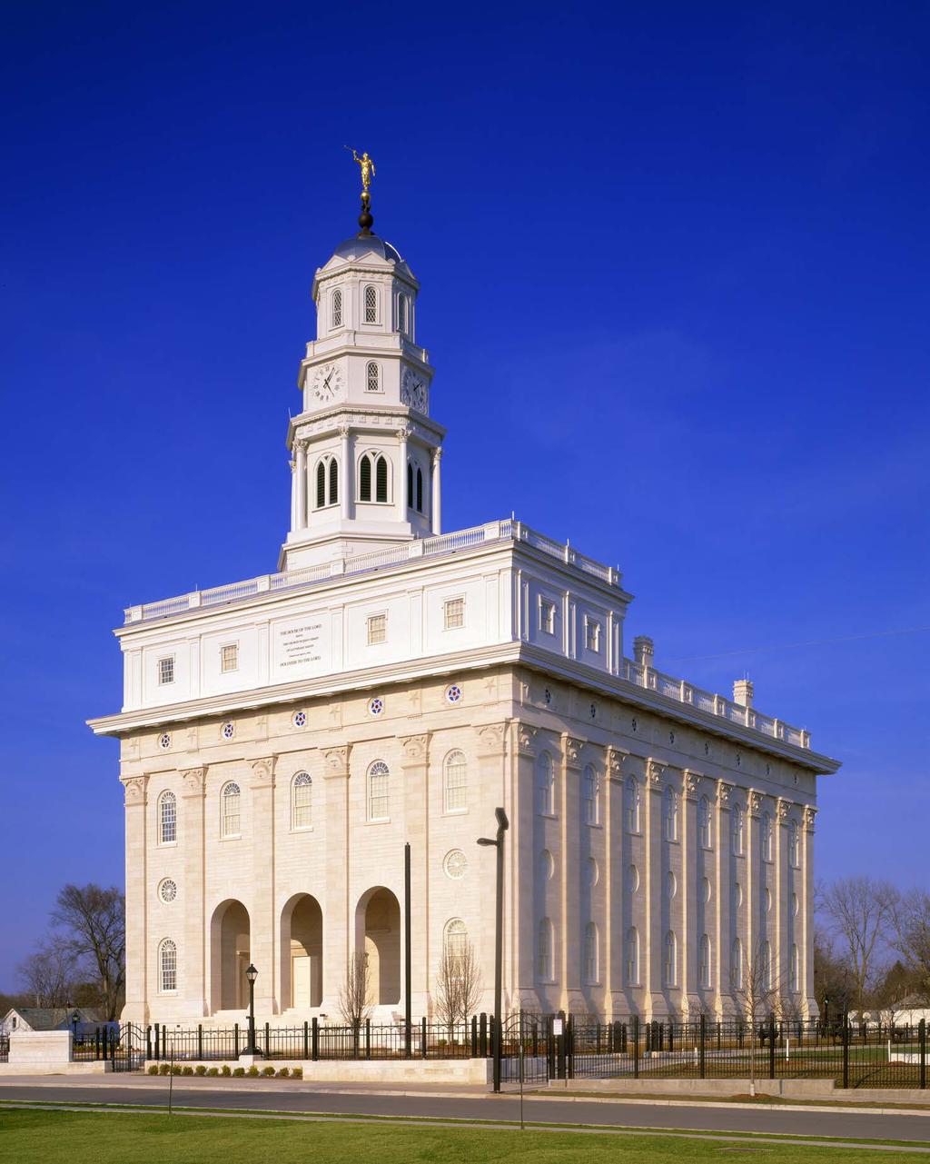 OPPIAIHE 24 Laita näkyville kuva alkuperäisestä Nauvoon temppelistä tai käytä kuvaa uudesta Nauvoon temppelistä Illinoisissa (ks. Evankeliumiaiheinen kuvakirja, 2009, nro 118).