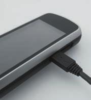 4 5 Kytke virta-adapteri pistorasiaan. 6 Kun paristokuvake osoittaa, että paristo on ladattu täyteen, voit irrottaa mittarin. Kytke USB-kaapelin pieni pää mittariin.