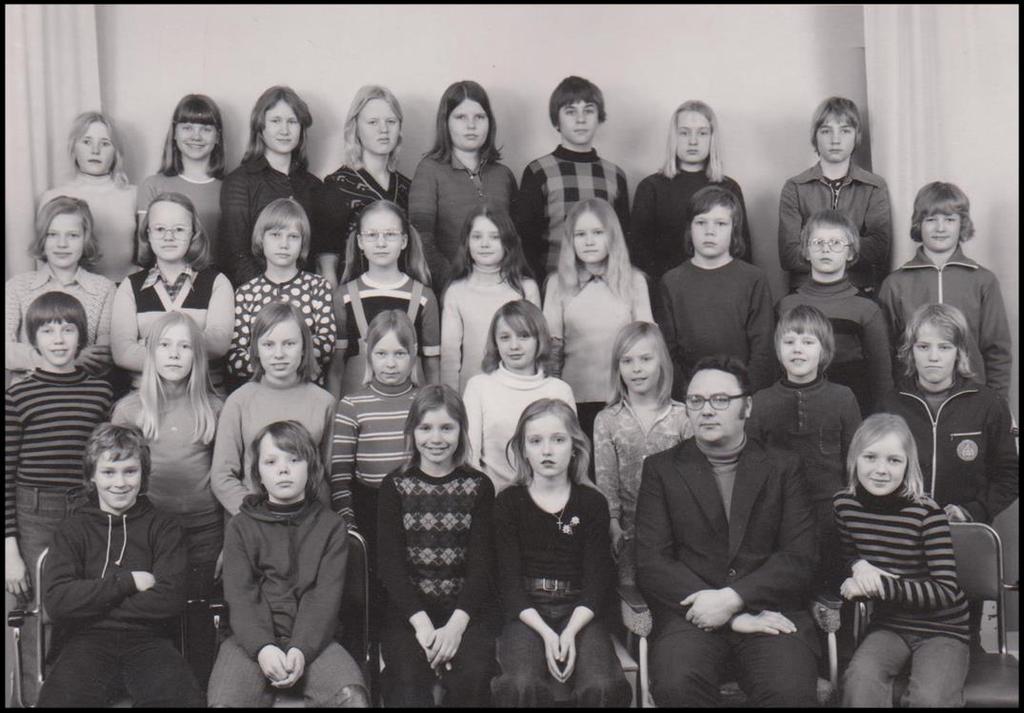 Tyttölyseo muuttuu Kallaveden yhteislyseoksi Koulu ei voi säilyä muuttumattomana ympäröivän yhteiskunnan muuttuessa. 1970-luvulla tapahtuikin useita muutoksia muutamien vuosien aikana.