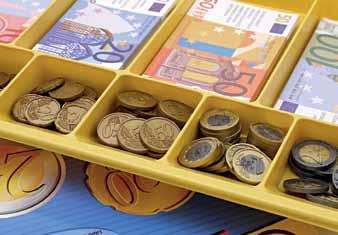 37 seteliä ja 57 kolikkoa on pakattu läpinäkyvään muovisalkkuun. Setelit 110 % koossa ja kolikot 300 % koossa.