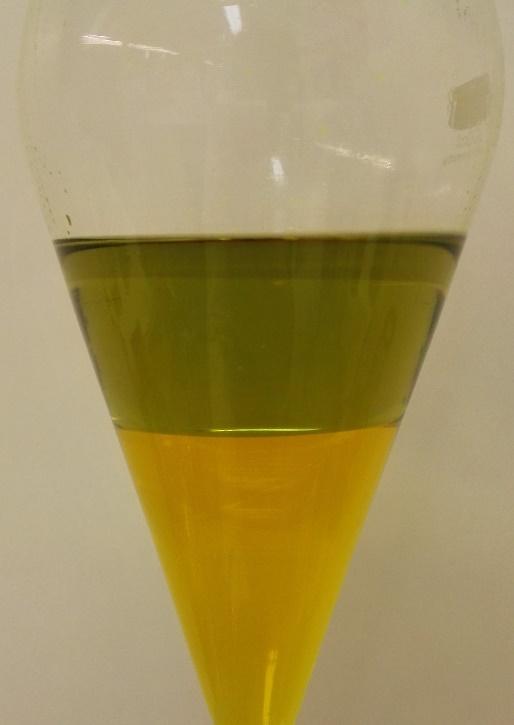 28 liuennut uuttoaine muodostaa vesifaasin ionien kanssa yhdisteen, jonka liukoisuus orgaaniseen faasiin on suurempi kuin vesifaasiin.