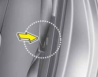 Autosi turvavarusteet Takaistuimen istuinosan ja selkänojan kaataminen suoritetaan seuraavasti: Takaistuimien selkänojat voidaan kaataa eteen tavaratilan laajentamiseksi tai päästäksesi käsiksi sinne.