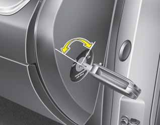Autosi turvavarusteet VAROITUS Etuturvatyynyn ON/OFF -kytkintä voidaan kääntää käyttämällä pientä, jäykkää, avaimen kaltaista puikkoa.
