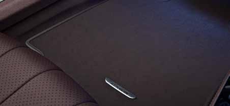 Ulkopuolen kohokohdat Jäähdyttimen säleikkö jonka keskellä Mercedes-tähti ja kaksi lamellia värinä iridiumhopea matta Näyttävät etu- ja takapuskuri joissa hopeakromin väriset optiset pohjapanssarit